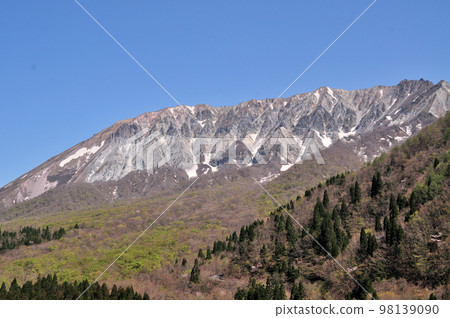 View of Daisen from Kagikake Pass [Kofu Town, Tottori Prefecture] 98139090