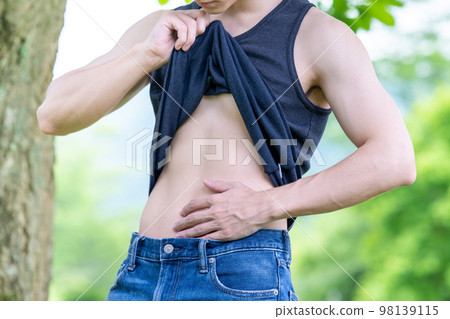 A man who checks the abdominal muscles in the shade [parts cut] 98139115