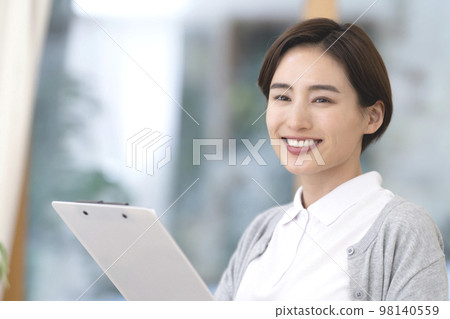 Young female caregiver 98140559