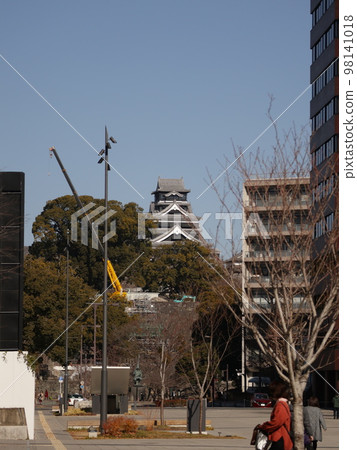 從花幡廣場看重建中的熊本城 98141018
