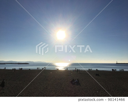 On the Enoshima coast, the sun that illuminates the ocean on New Year's Day 5th year of Reiwa. On the Enoshima coast, the sun that illuminates the ocean on New Year's Day 5th year of Reiwa. 98141466