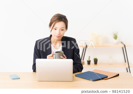 woman working in a suit 98141520