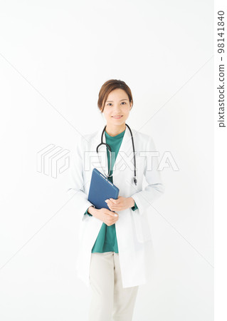站在白色背景上的女醫生 98141840