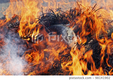 Dondo-yaki，新年的小型活動，其中新年裝飾品和達摩娃娃等幸運符被焚燒和熏制以送別神靈 98141902