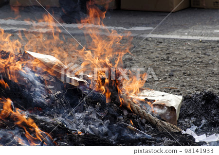 Dondo-yaki，新年的小型活動，其中新年裝飾品和達摩娃娃等幸運符被焚燒和熏制以送別神靈 98141933