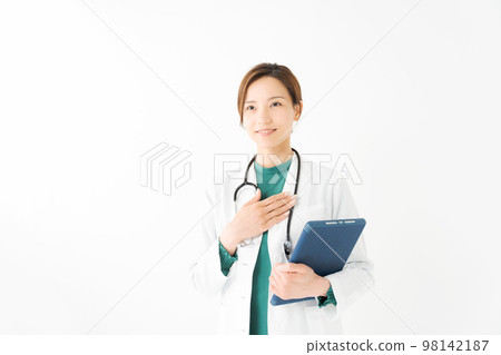 站在白色背景上的女醫生 98142187