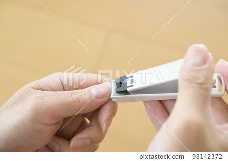 To cut nails 98142372