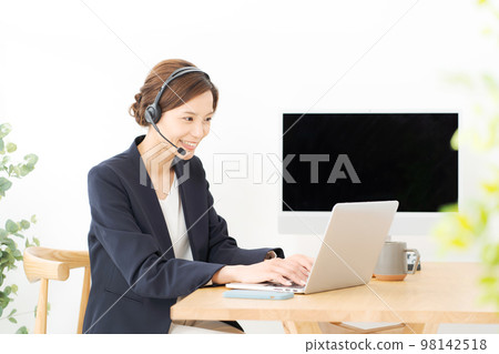 operator woman 98142518