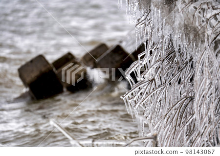 Lake Inawashiro in winter, splashing ice, Inawashiro Town, Fukushima Prefecture Lake Inawashiro in winter, splashing ice, Inawashiro Town, Fukushima Prefecture 98143067