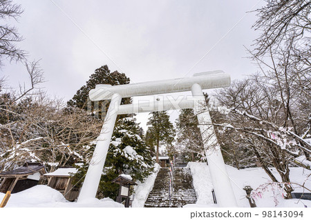 Tsuchizu Shrine in winter, white torii gate and approach, Inawashiro Town, Fukushima Prefecture Tsuchizu Shrine in winter, white torii gate and approach, Inawashiro Town, Fukushima Prefecture 98143094