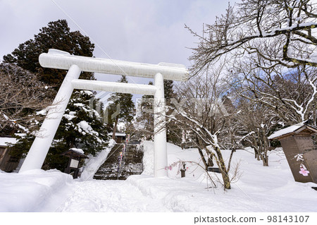 福島縣豬苗代町冬季的土津神社,白色鳥居和入口 福島縣豬苗代町冬季的土津神社,白色鳥居和入口 98143107