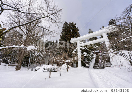 福島縣豬苗代町冬季的土津神社,白色鳥居和入口 福島縣豬苗代町冬季的土津神社,白色鳥居和入口 98143108