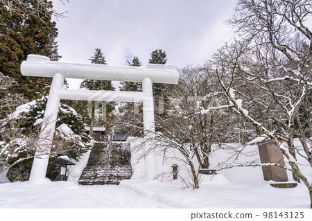 福島縣豬苗代町冬季的土津神社，白色鳥居和入口 98143125