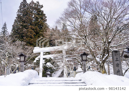 Tsuchizu Shrine in winter, white torii gate and approach, Inawashiro Town, Fukushima Prefecture Tsuchizu Shrine in winter, white torii gate and approach, Inawashiro Town, Fukushima Prefecture 98143142