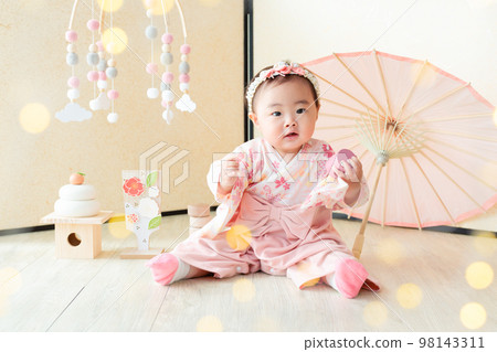 New Year's baby 8 months old 98143311