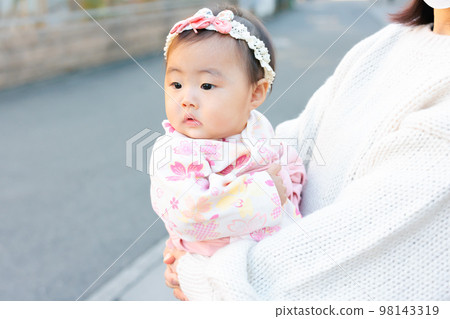 寶寶 8 個月大穿著褲裙外出 98143319