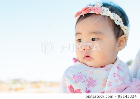 寶寶 8 個月大穿著褲裙外出 98143324