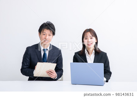 Male and female interviewers Interviewer 98143631