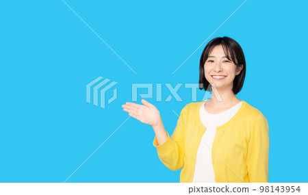 A woman guiding with a smile 98143954