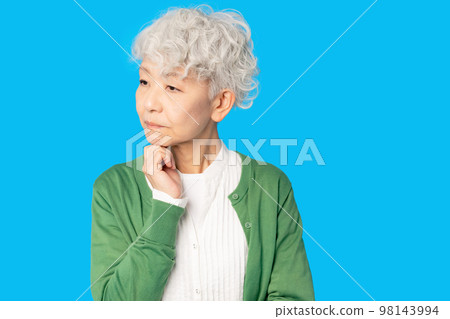 擔心的高級婦女 98143994