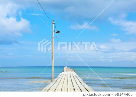 Chiba Prefecture Blue Sky Sea and Okamoto Pier (Haraoka Pier) 98144403