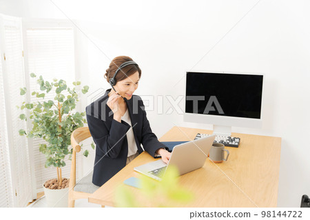 A woman of a telephone operator 98144722