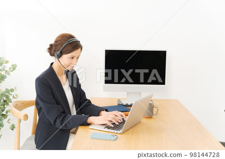 A woman of a telephone operator A woman of a telephone operator 98144728
