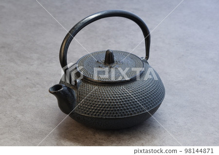 被設計成茶具的鐵壺 被設計成茶具的鐵壺 98144871