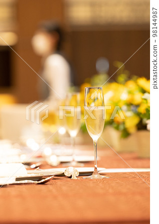 Sunflower vase dining venue table coordination image Sunflower vase dining venue table coordination image 98144987