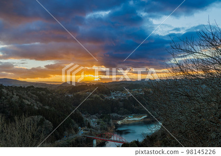 Evening view of Tsukigase in early spring 2023 Gradation of the setting sun and evening sky & reflection on the water surface ③ 98145226