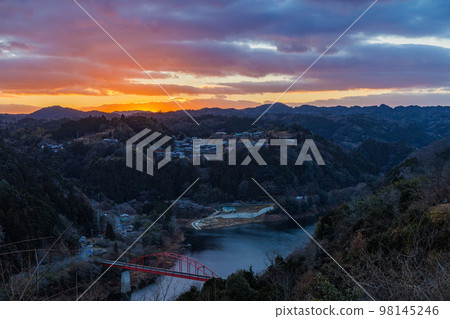 Evening view of Tsukigase in early spring 2023 Gradation of the sunset sky and the water surface of Lake Tsukigase (7) 98145246