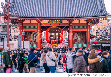 日本元旦的東京城市景觀。淺草寺慶祝令和 5 週年。儘管有電暈危機，但沒有行動限制，令人驚訝的人群和人群= 1天 98146422