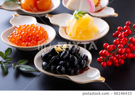 Assorted osechi dishes 98146433