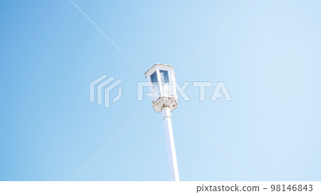 一盞長長的白色路燈在藍天中閃耀 98146843