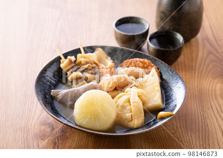 溫暖的關東煮和日本清酒 溫暖的關東煮和日本清酒 98146873