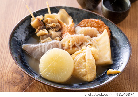 溫暖的關東煮和日本清酒 溫暖的關東煮和日本清酒 98146874