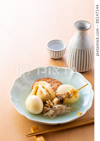 溫暖的關東煮和日本清酒 溫暖的關東煮和日本清酒 98147144