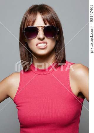 Happy beautiful Woman in Sunglasses. Fashionable Smiling Girl 98147462