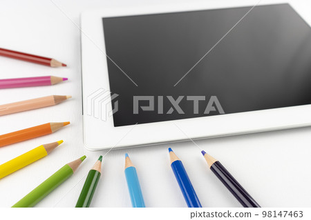 平板電腦和彩色鉛筆 用平板電腦創建插圖的圖像 98147463