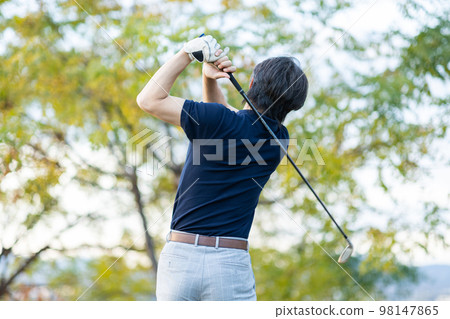男人和女人打高爾夫球 98147865