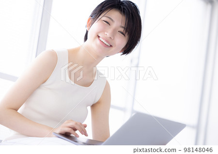 生活方式 一個看電腦的年輕女人 98148046