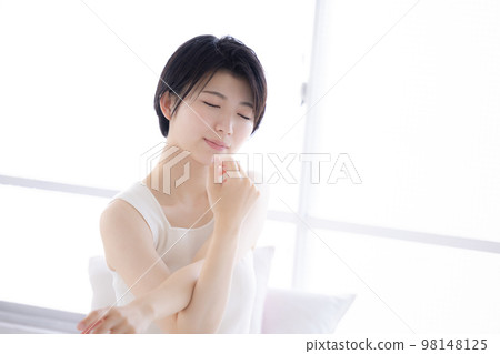 生活方式的年輕女子伸展 生活方式的年輕女子伸展 98148125