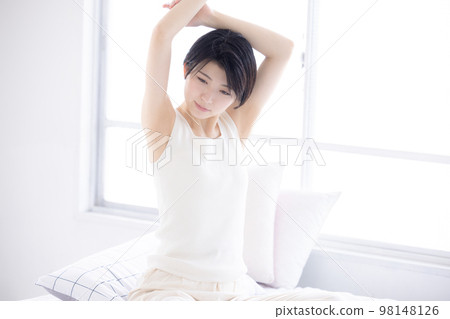 生活方式的年輕女子伸展 生活方式的年輕女子伸展 98148126