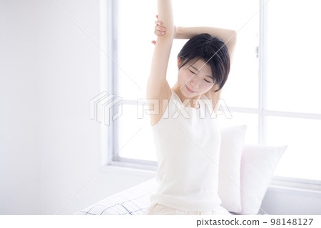 生活方式的年輕女子伸展 生活方式的年輕女子伸展 98148127