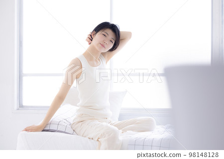 生活方式的年輕女子伸展 98148128