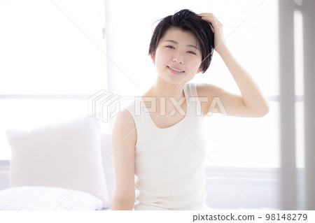 美女形象 穿著睡衣放鬆的年輕女子 98148279