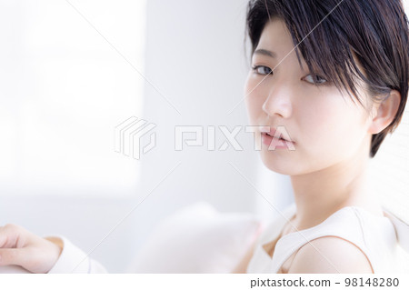 美女形象 穿著睡衣放鬆的年輕女子 美女形象 穿著睡衣放鬆的年輕女子 98148280