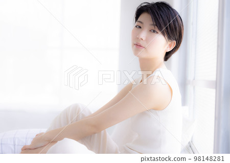 美女形象 穿著睡衣放鬆的年輕女子 98148281