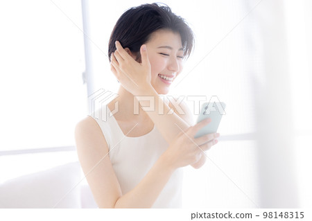 Beauty image A young woman looking at her smartphone 98148315