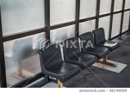 [Ichiburi Station] Platform seat [Echigo Tokimeki Railway] 98149089